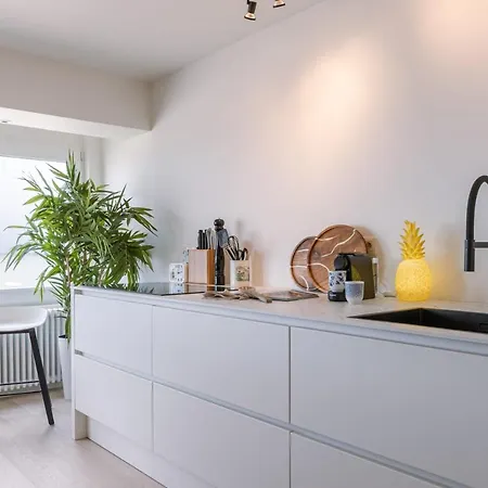 Renovated 3 Bedroom Apt Viewing The Sea *