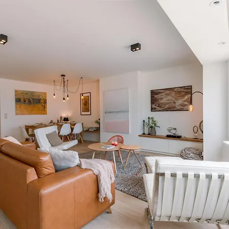 Renovated 3 Bedroom Apt Viewing The Sea
