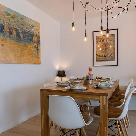 Renovated 3 Bedroom Apt Viewing The Sea *