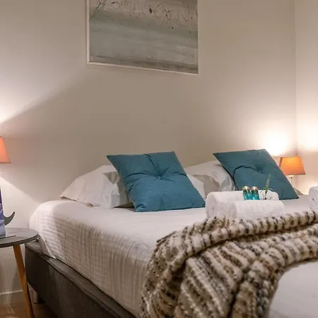 Renovated 3 Bedroom Apt Viewing The Sea アパート