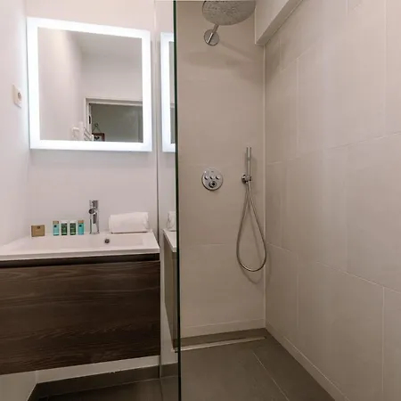 Renovated 3 Bedroom Apt Viewing The Sea アパート