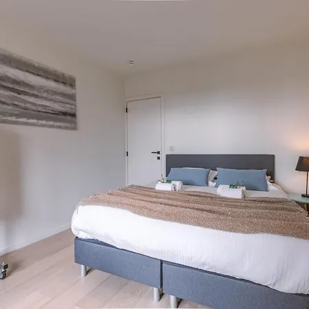 Renovated 3 Bedroom Apt Viewing The Sea