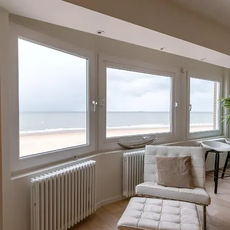 Renovated 3 Bedroom Apt Viewing The Sea アパート