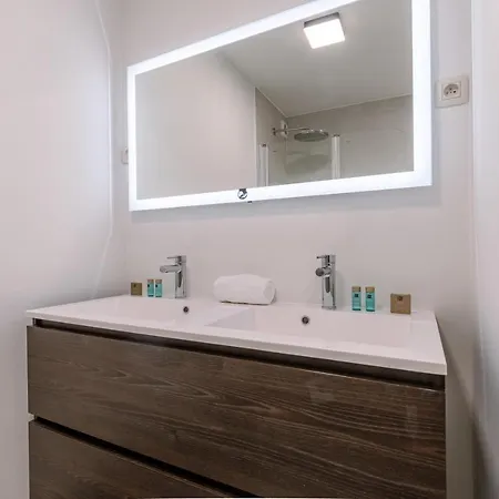 Renovated 3 Bedroom Apt Viewing The Sea アパート *