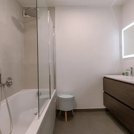 Renovated 3 Bedroom Apt Viewing The Sea